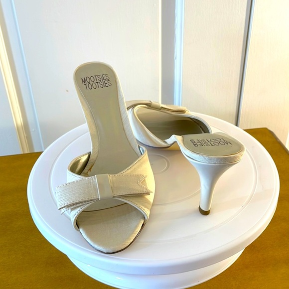 🍾Classy Mooties Tooties Ivory dress Slides Size 9 🍾 - Picture 1 of 9